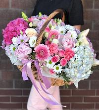 Композиция солнечный день в Арчединской Цветочная композиция из Розы, Хризантемы, Пионы и Лизиантусы в корзине в Арчединской