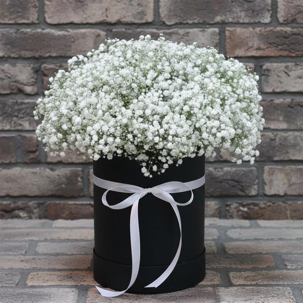 Цветочная композиция из Гипсофила в шляпной коробке в Арчединской