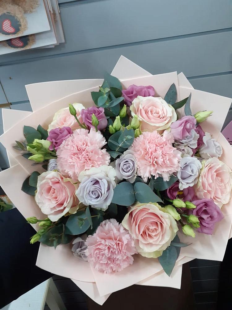 Букет цветов из: Розы, Гвоздики и Лизиантусы в Арчединской